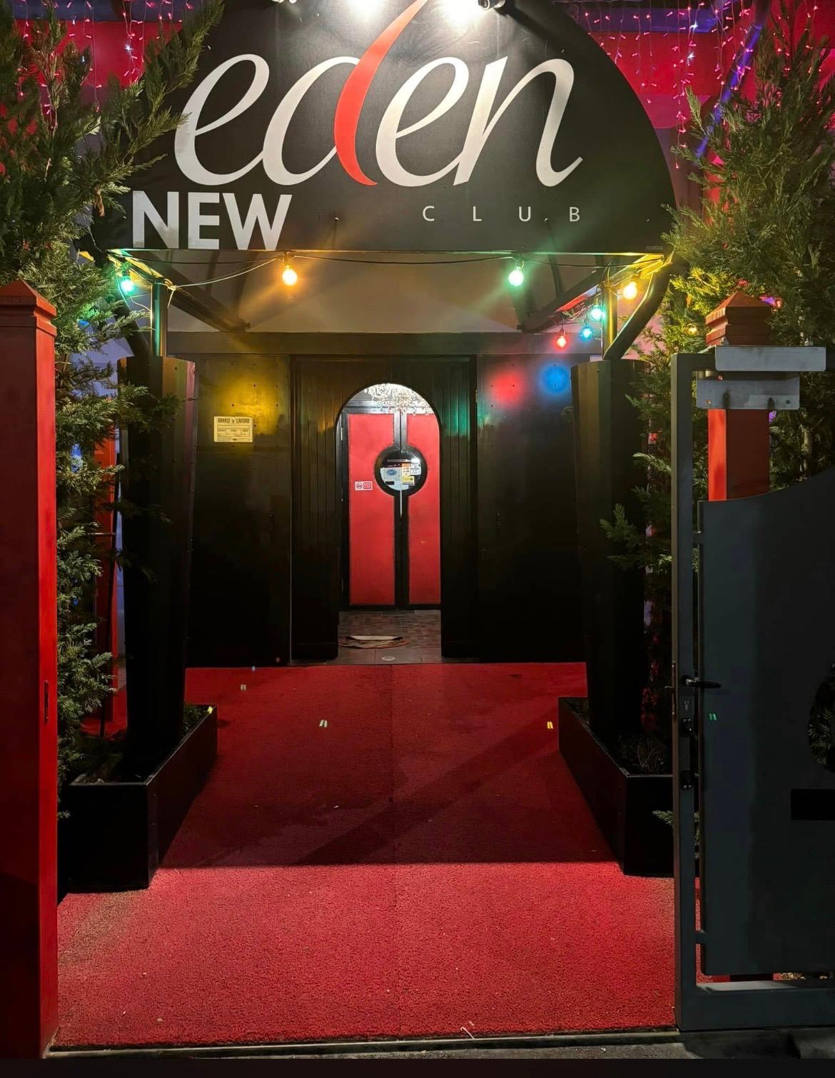 Ingresso dell’Eden Night Club con insegna e tappeto rosso