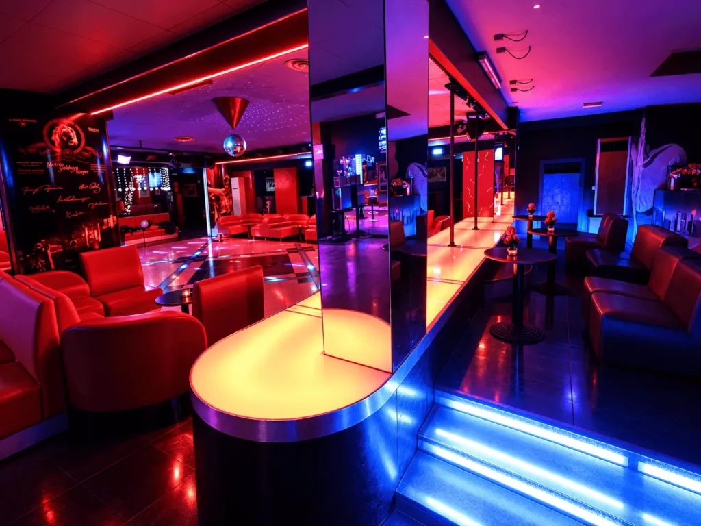 Ambienti dell’Eden Night Club con tavoli, divanetti e illuminazione colorata