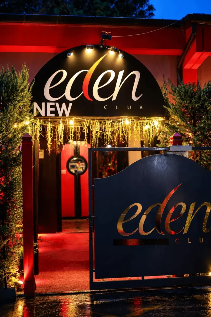 Ingresso esterno dell’Eden illuminato di sera