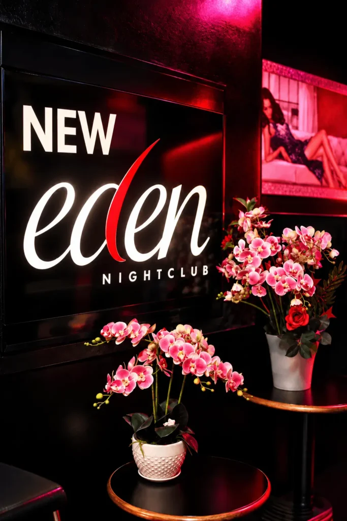 Insegna New Eden e composizioni floreali all’ingresso